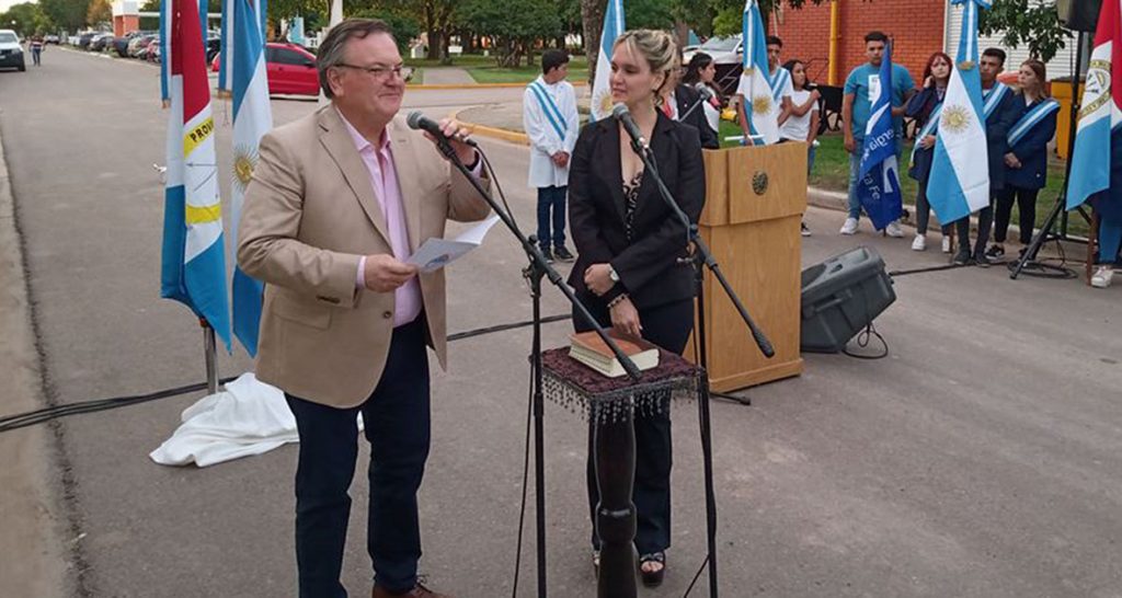 El Senador Felipe Michlig, en calidad de máxima autoridad departamental, le tomó juramento a su hija Dianela.