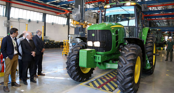 John Deere lanzó una nueva línea de sus tractores 6J