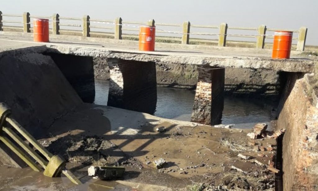 Ejecutan obras sobre el puente de Laguna La Verdecita, al norte del departamento San Cristóbal