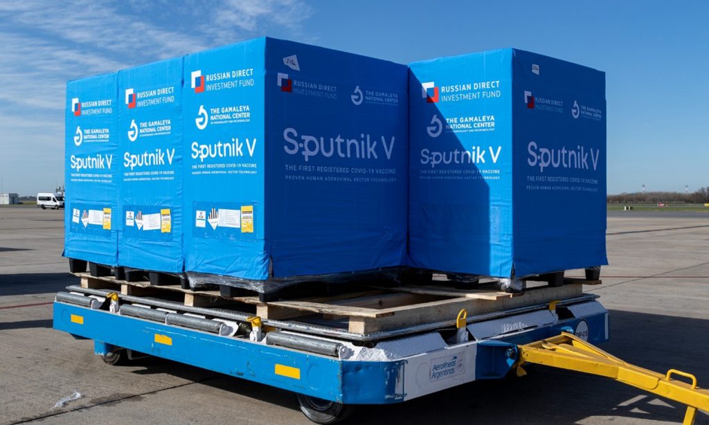 La ministra de Salud llegó de la Federación Rusa con 1,4 millones de dosis de vacuna Sputnik V