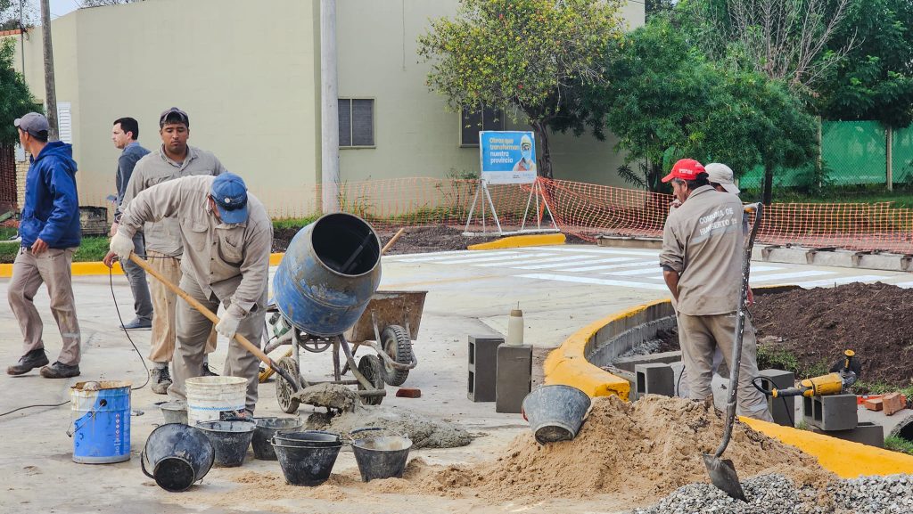 La Comuna de Humberto Primo avanza en la construcción de la rotonda en Avenida San Martín