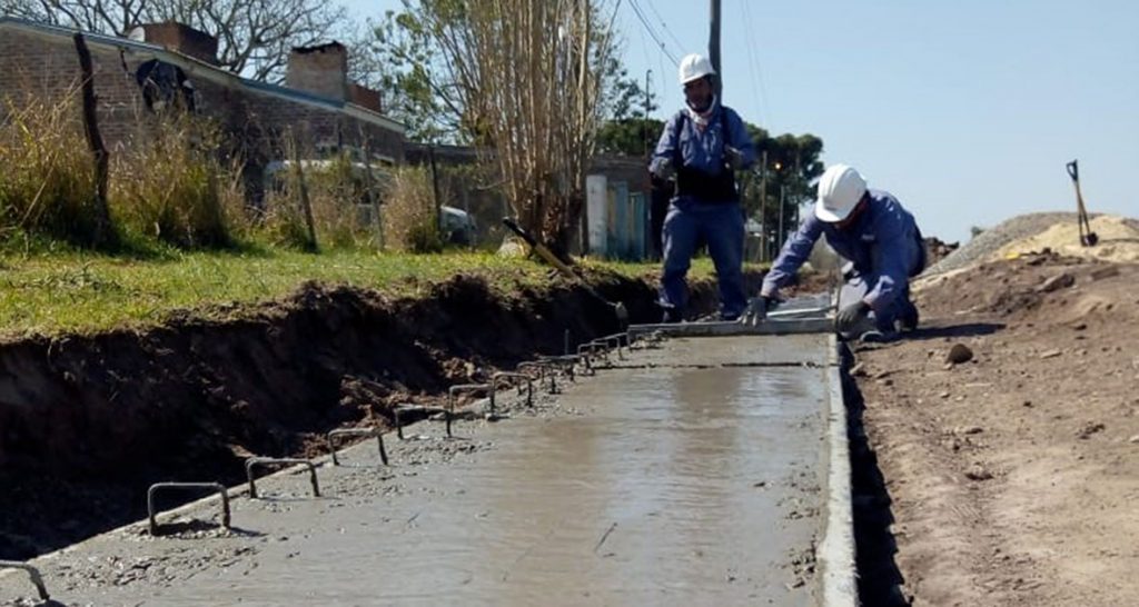 Funcionarios del gobierno provincial recorrieron la obra de cordón cuneta en Arroyo Aguiar