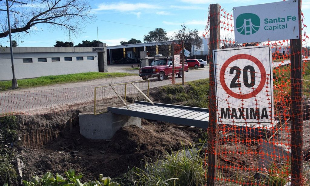 Ciudad de Santa Fe: comenzaron a instalar los nuevos puentes peatonales sobre avenida Aristóbulo del Valle