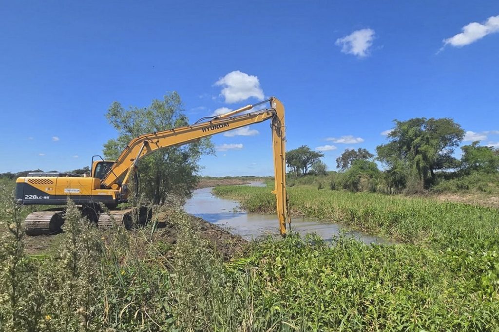 Santa Rosa: la comuna ejecutó una limpieza del arroyo Calchines