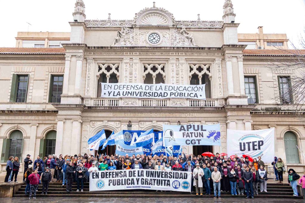 Se realizó un abrazo simbólico a la UNL por el cumplimiento de la Ley de Financiamiento Universitario