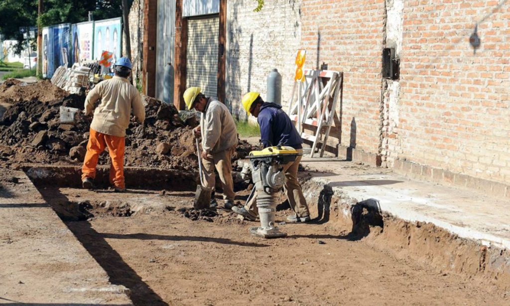 Se realizan trabajos de bacheo profundo en el barrio Mariano Comas de la capital santafesina