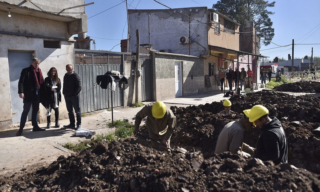 Ciudad de Santa Fe: con una inversión millonaria realizan obras de desagües y agua potable en barrio Transporte