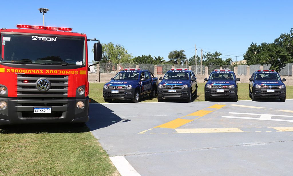 Los Bomberos Zapadores de Santa Fe y Rosario recibieron un camión cisterna y cuatro camionetas 0km