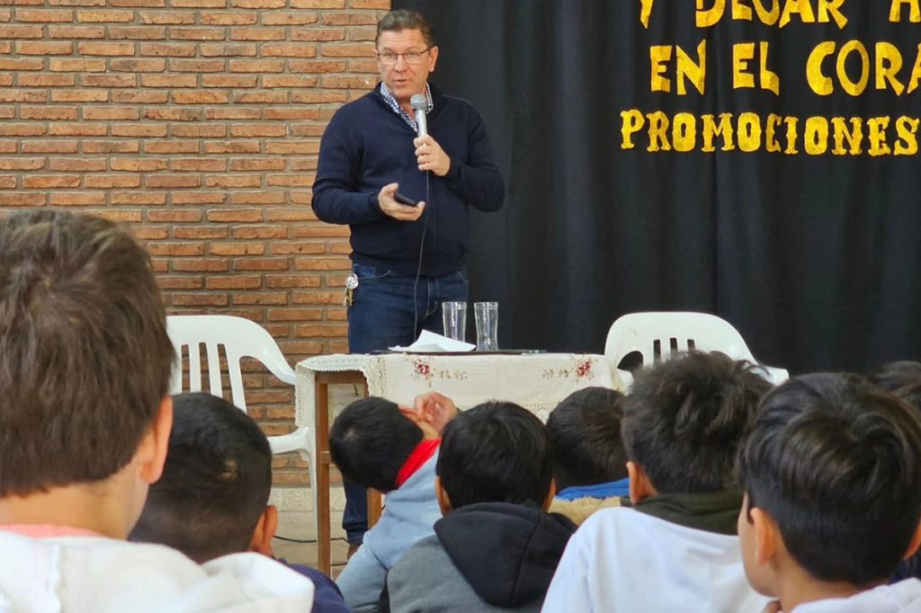 El senador Borla visitó escuelas del centro norte del departamento San Justo para hablar de la nueva Constitución provincial