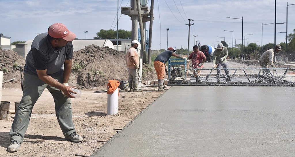 Santa Fe: pavimento, bacheo y desagües pluviales se ejecutan sobre Camino Viejo y Beruti