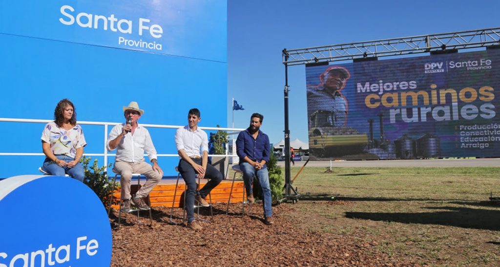 Doce municipios y comunas de la provincia de Santa Fe recibirán aportes para mejorar los caminos rurales