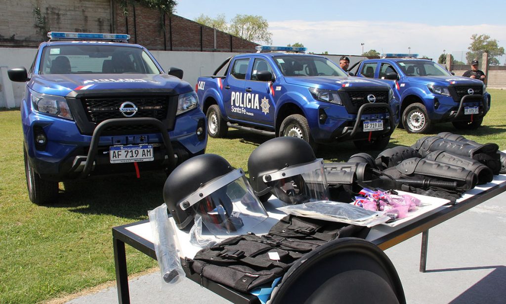 El gobierno provincial entregó 15 camionetas 4×4 y equipamiento para la policía