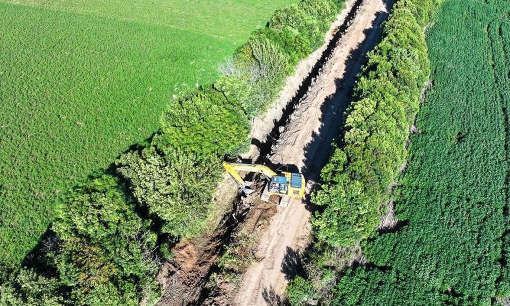 Se realizan mejoras en los drenajes hídricos con obras en el Canal Sur de Esperanza