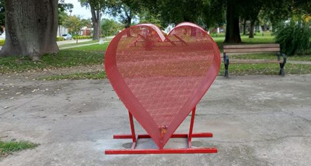 En Candioti se instaló un corazón de metal para recolectar tapitas plásticas