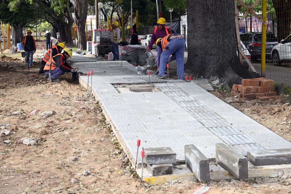 En la ciudad de Santa Fe, continúan a buen ritmo las obras en el cantero central de la avenida J. J. Paso
