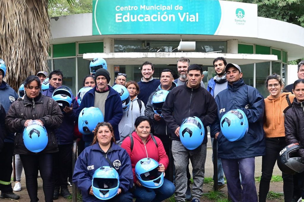 Unos 20 trabajadores cartoneros santafesinos fueron capacitados en educación vial y recibieron sus cascos