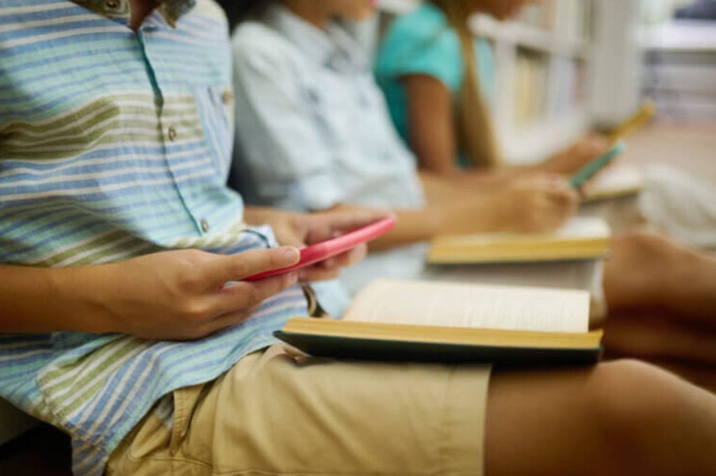 La escuela frente al celular: regular, acompañar y educar en la cultura digital