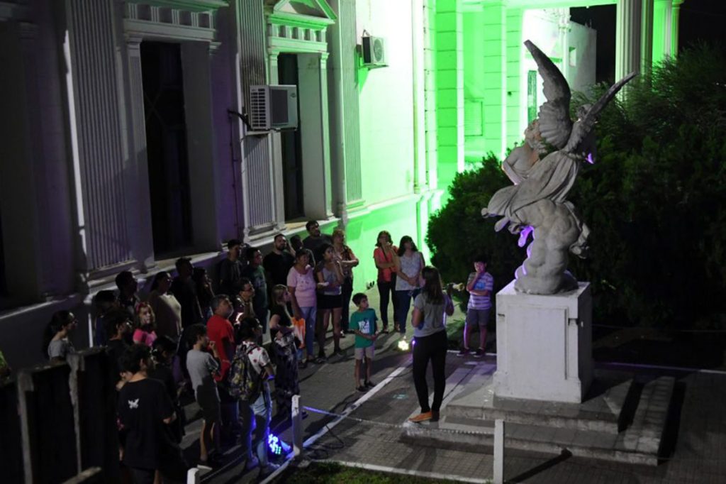 El Cementerio Municipal de Santa Fe se abre de noche para vivir la cultura