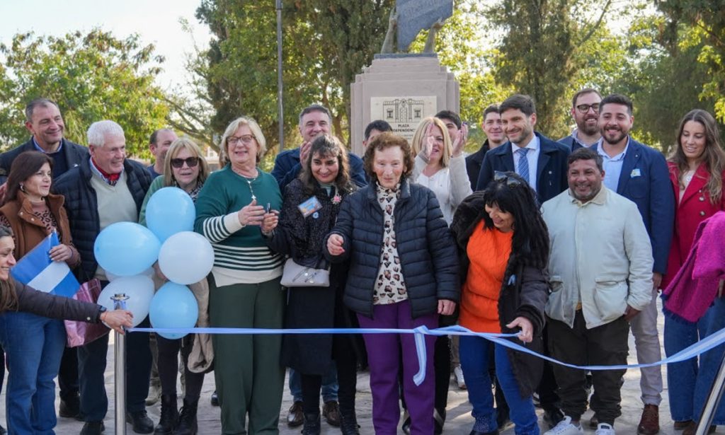 El gobernador Pullaro inauguró en Ceres la renovación de la Plaza Independencia