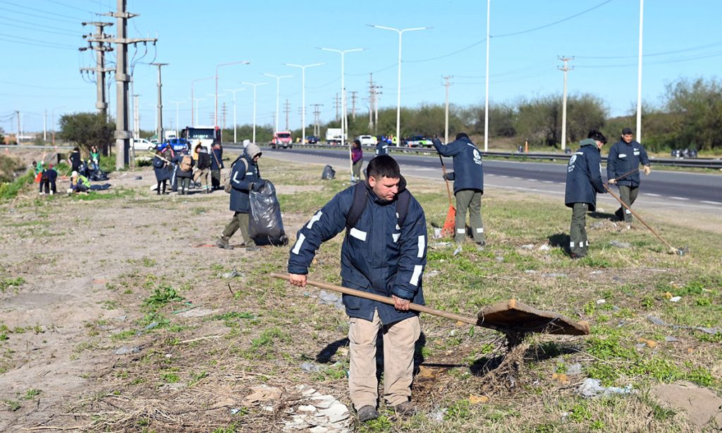 Comenzó la segunda etapa de limpieza de residuos en la Circunvalación Oeste de la ciudad de Santa Fe