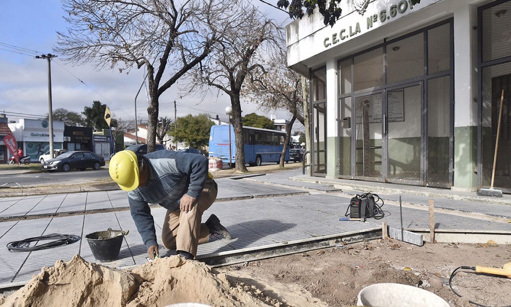 Se trabaja en la puesta en valor de fachadas y mejorado de veredas en un complejo educativo de Santa Fe