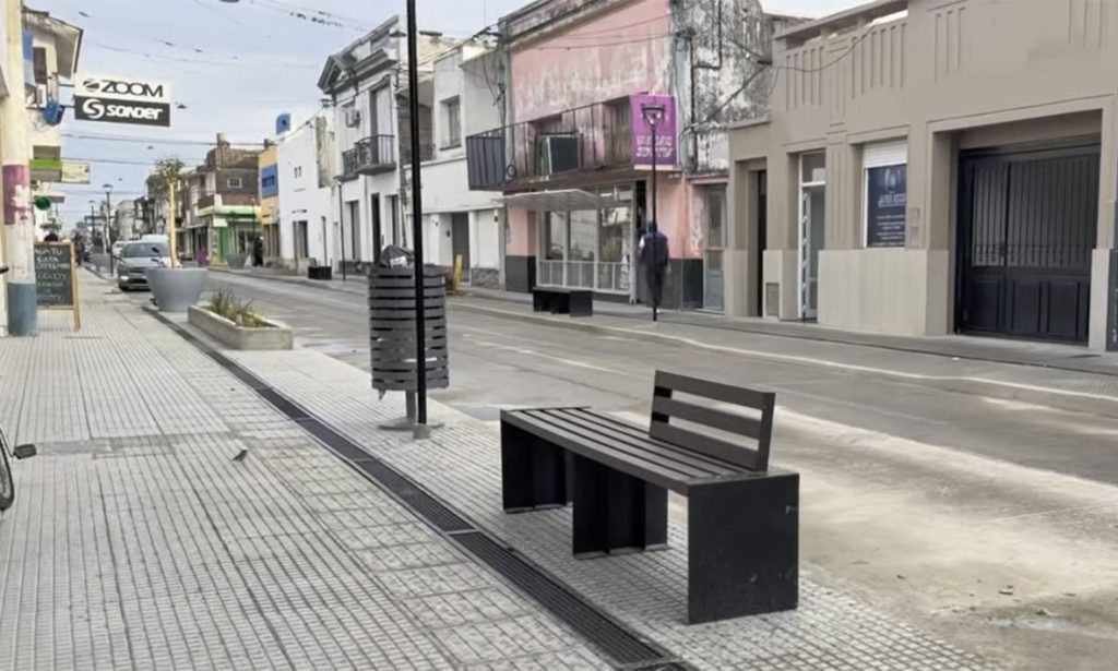 Los corondinos disfrutan de la renovada calle San Martín y de su aporte al Centro Comercial a Cielo Abierto