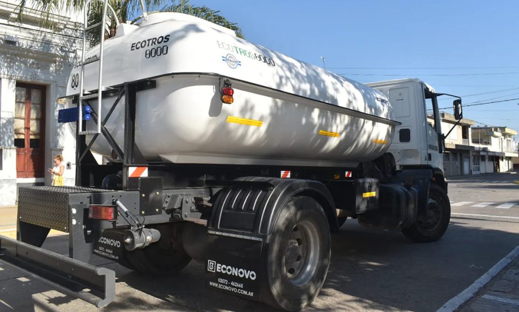 La municipalidad de Coronda sumó una nueva unidad de riego para las calles de tierra de la ciudad