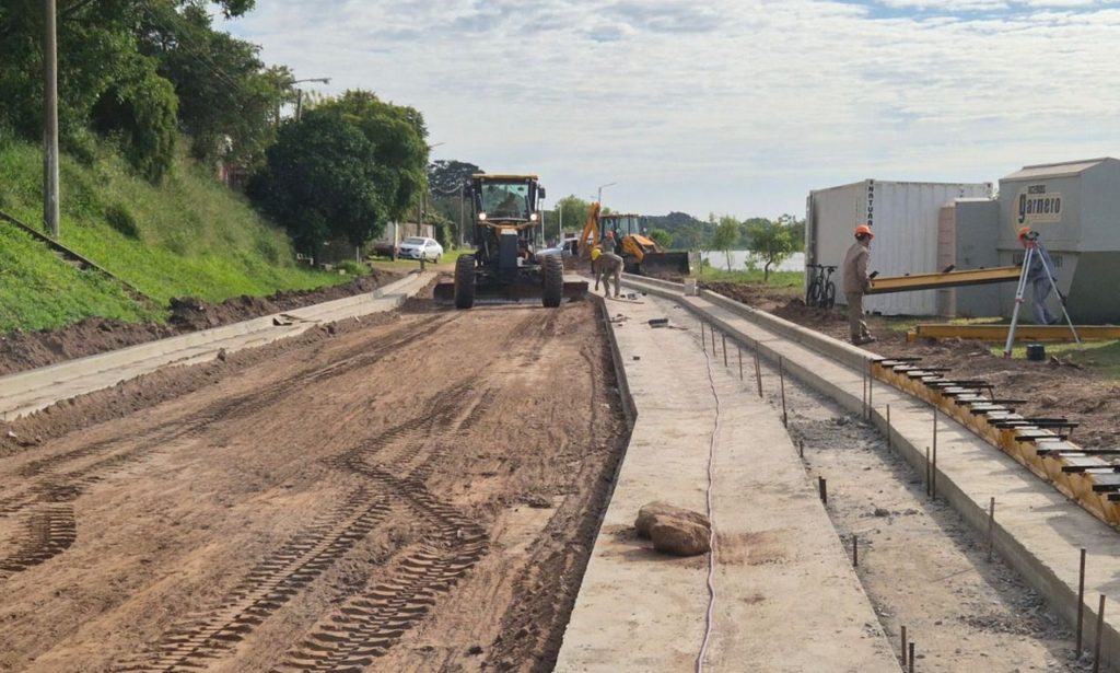 Avanzan los trabajos de cordón cuneta y pavimento articulado en un sector de la costanera de la ciudad de Coronda