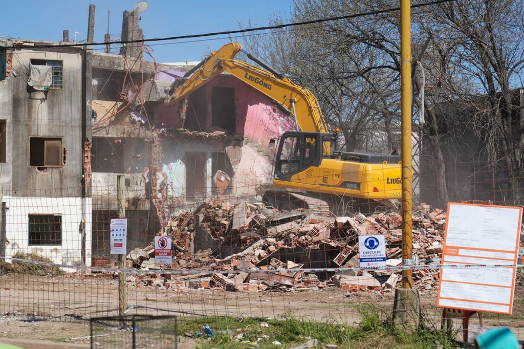 Se demolieron los últimos monoblocks con riesgo de derrumbe en barrio Acería y se entregaron 74 nuevas viviendas