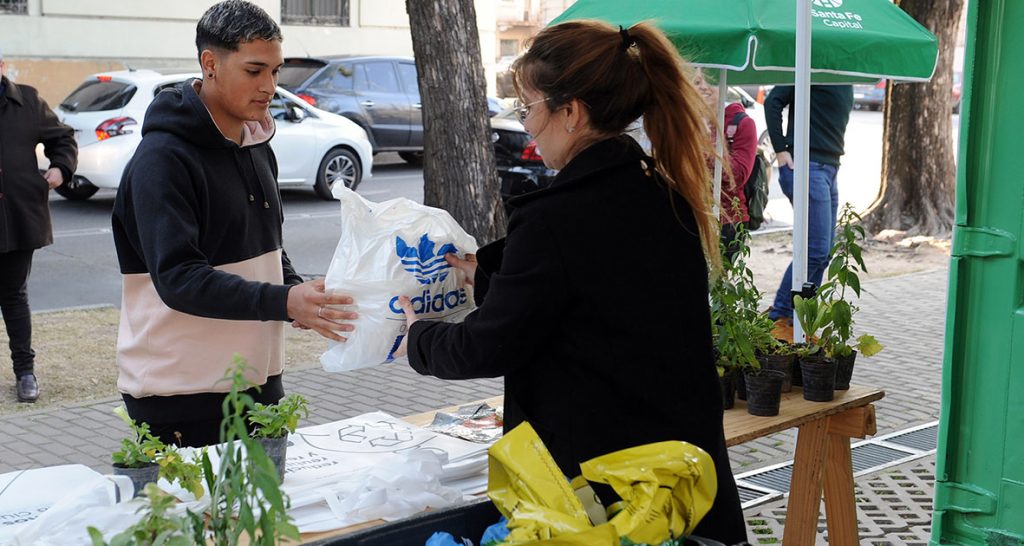 Desembolsate: la municipalidad de Santa Fe cambia bolsas de plástico por plantines y semillas
