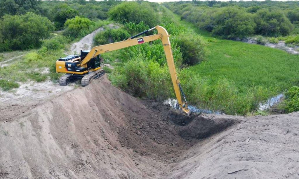 Emergencia hídrica: con intervención de la policía, el gobierno cerró canales clandestinos que inundaban campos