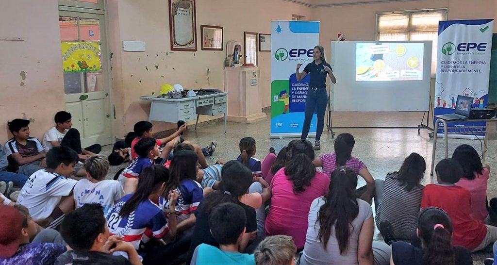 La EPE visitó escuelas de San Guillermo, Ceres y Hersilia para capacitar en el uso responsable de la electricidad