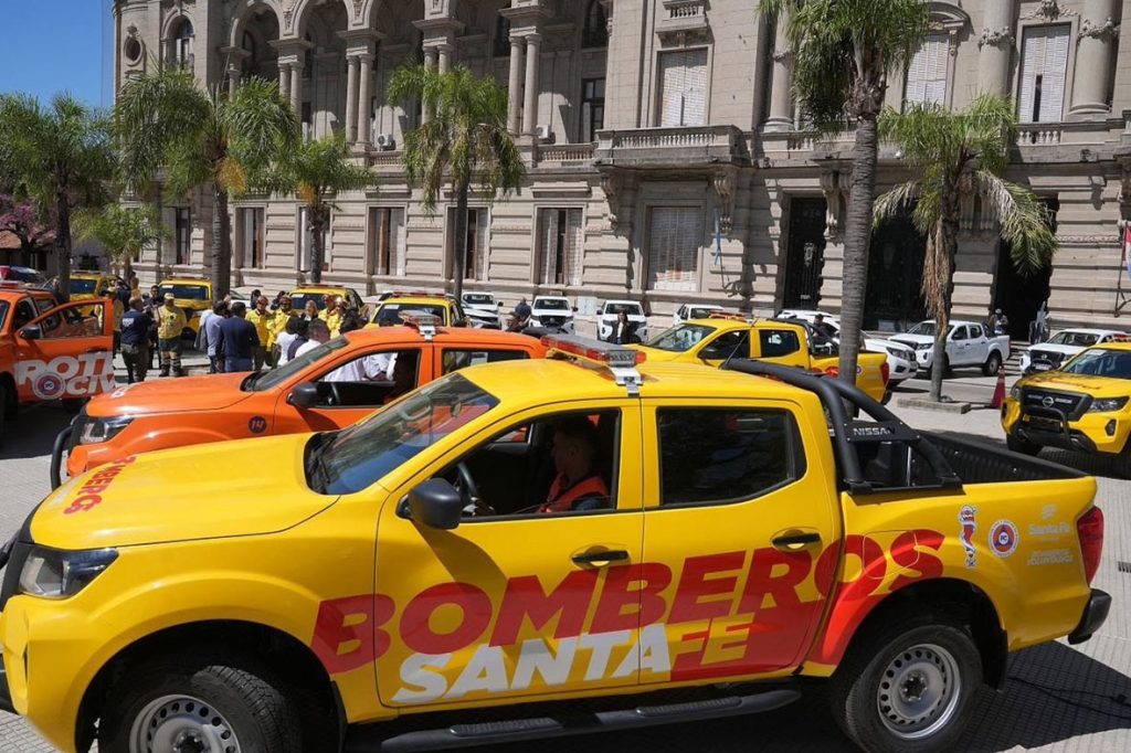 El Gobierno provincial entregó camionetas y equipamiento para combatir incendios y proteger la biodiversidad