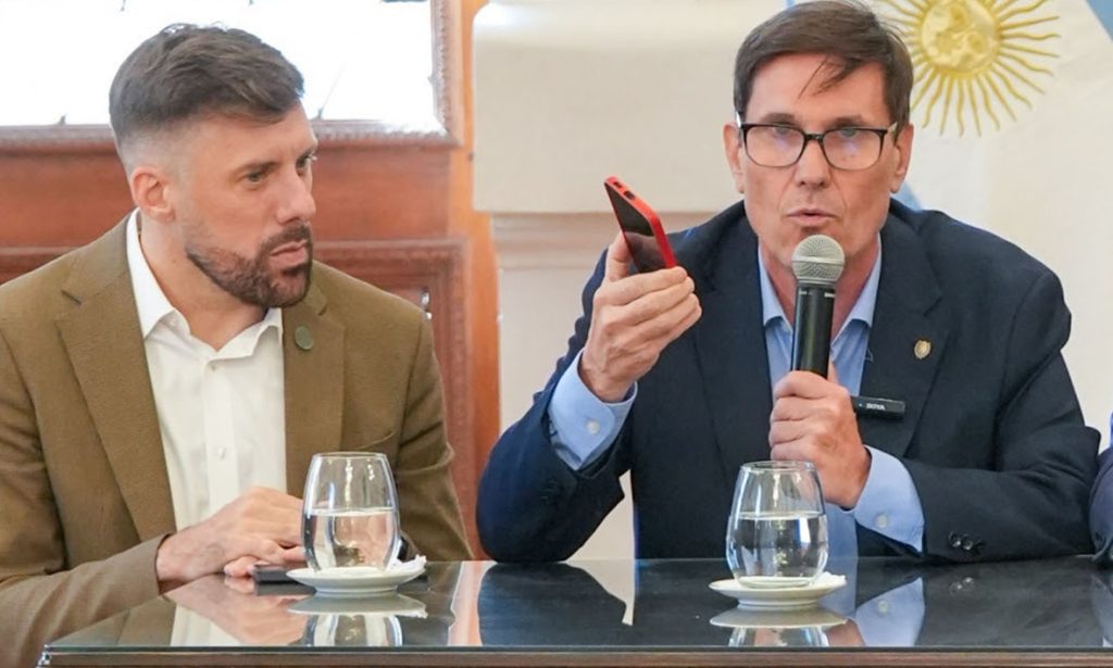La provincia de Santa Fe establece pautas para el uso de celulares en las escuelas y limita su utilización durante la jornada escolar