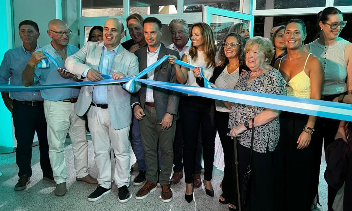 En Esperanza, el gobernador Pullaro inauguró una escuela y un grupo de docentes le gritó “mentiroso”