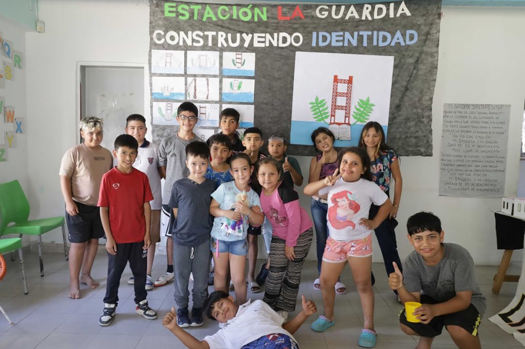 La ciudad de Santa Fe impulsa la apropiación de su nueva bandera en las Estaciones Municipales