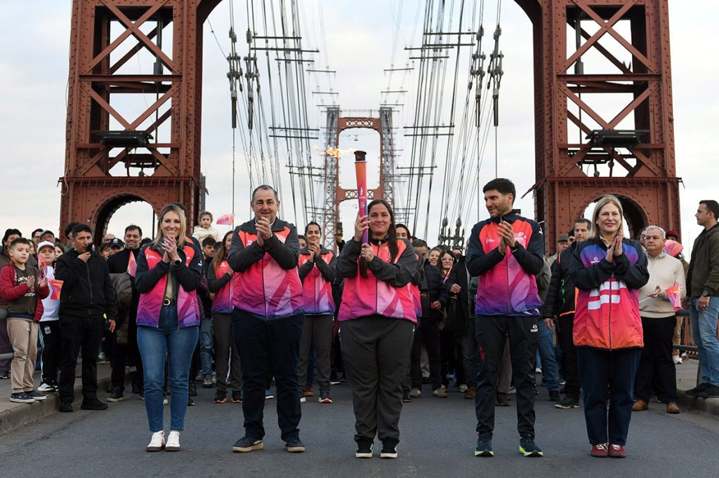 Más de 40 mil personas festejaron la llegada de la Antorcha Suramericana y la iluminación del Puente Colgante