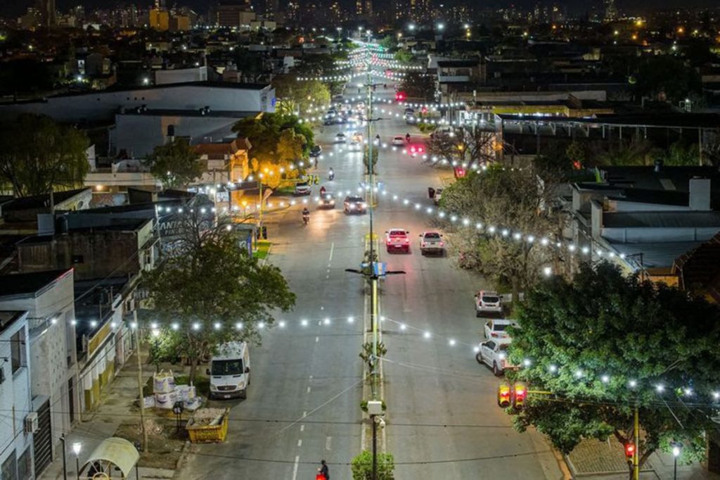 Ciudad de Santa Fe: la avenida Facundo Zuviría luce doce cuadras con nueva iluminación