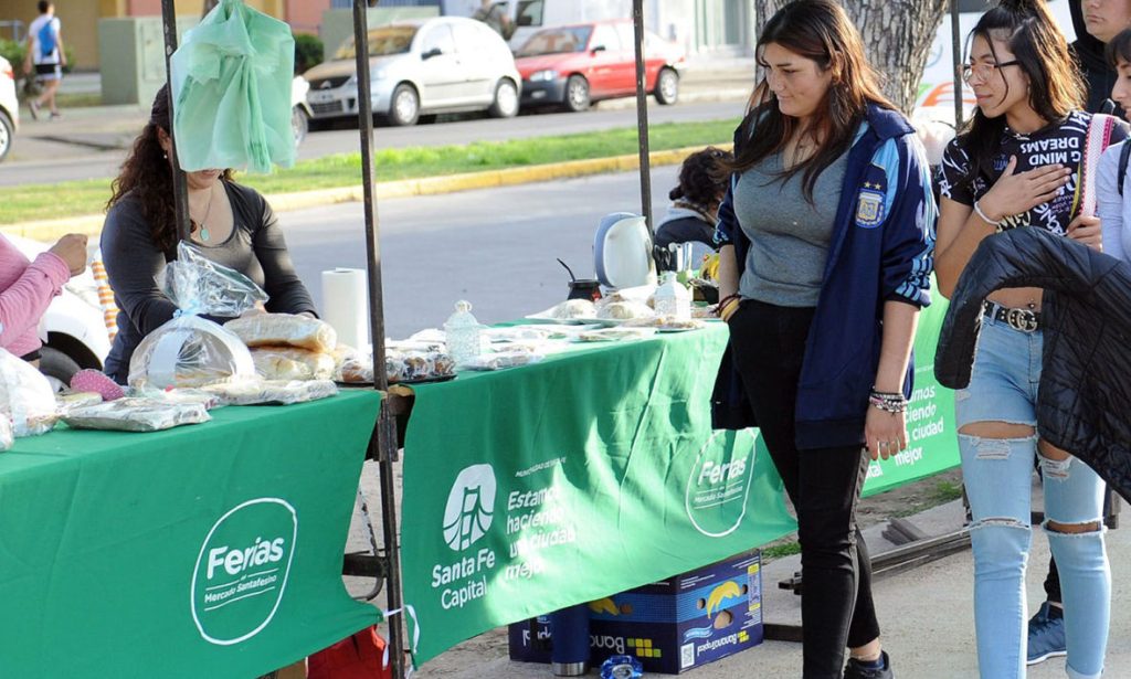 Comenzó a funcionar una nueva feria alimentaria en la plaza San Martín de la ciudad de Santa Fe