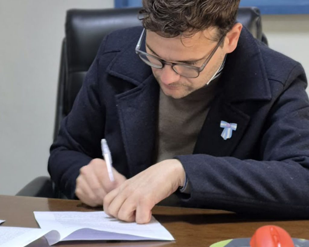 Se firmó el contrato para la construcción de tribunas en el Polideportivo Comunal de Franck