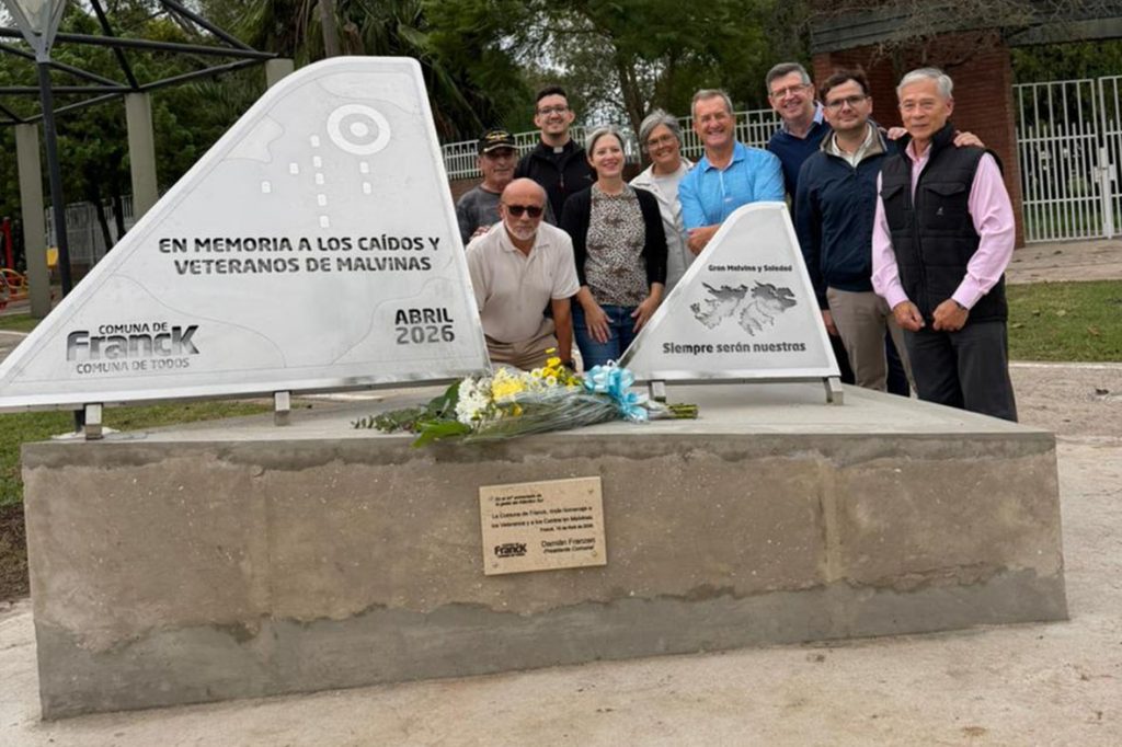 Franck inauguró un monumento y rindió homenaje a los veteranos de guerra y caídos en Malvinas