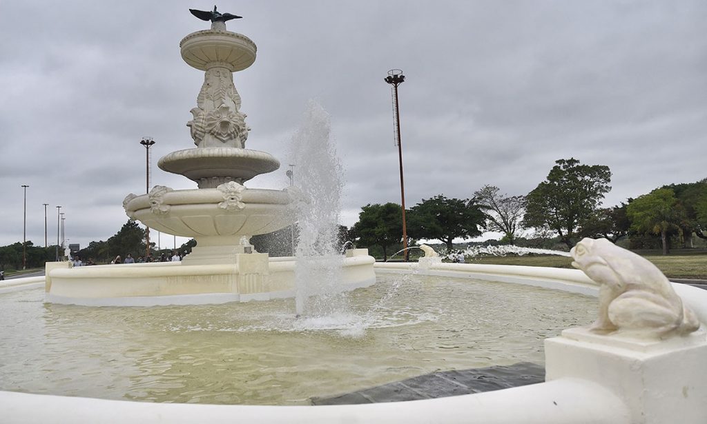 La Fuente de la Cordialidad da la bienvenida a la ciudad de Santa Fe con todo su esplendor
