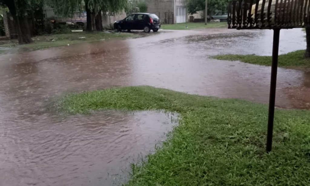 La intensa lluvia anegó a muchos barrios de la ciudad de Coronda