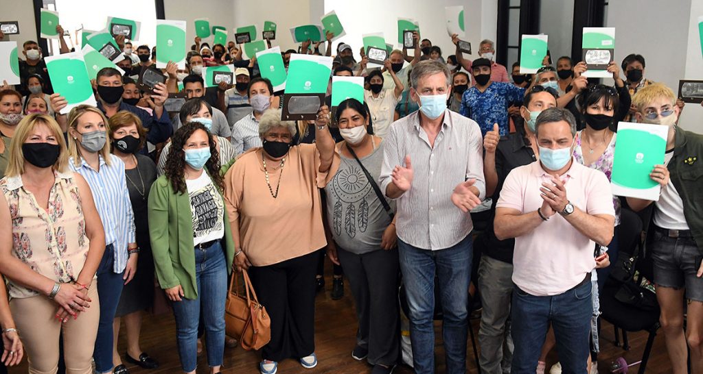 Unas 59 familias de la capital santafesina recibieron los títulos de propiedad de sus viviendas