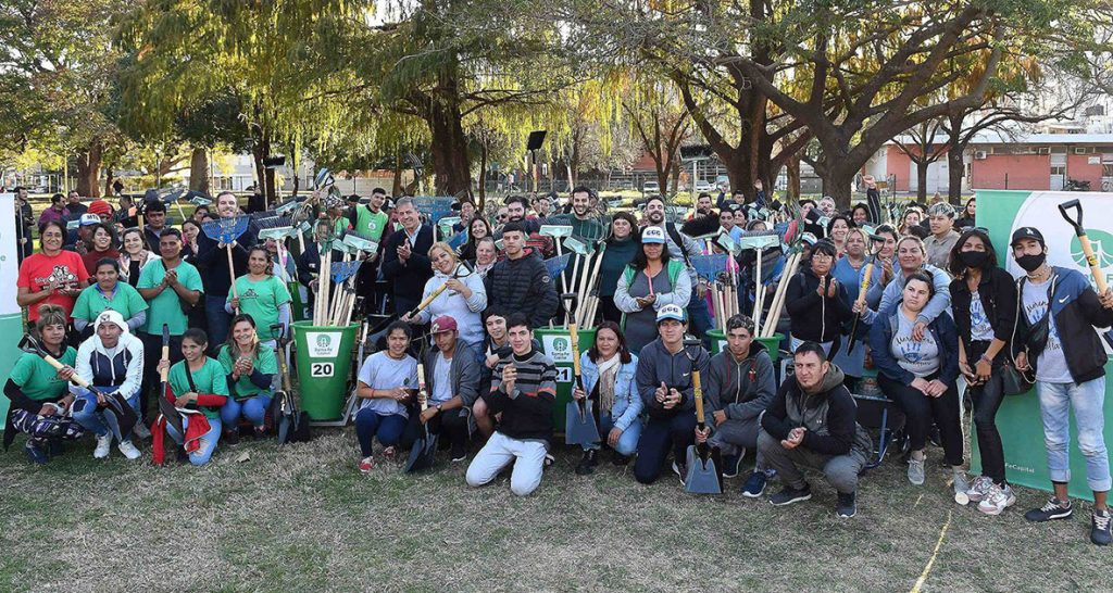 El intendente Jatón entregó herramientas de trabajo a 24 cuadrillas de higiene de la capital provincial