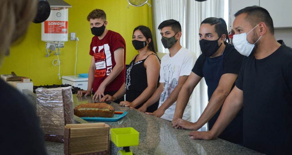 Jóvenes emprendedores santafesinos recibieron insumos para su taller de panificados