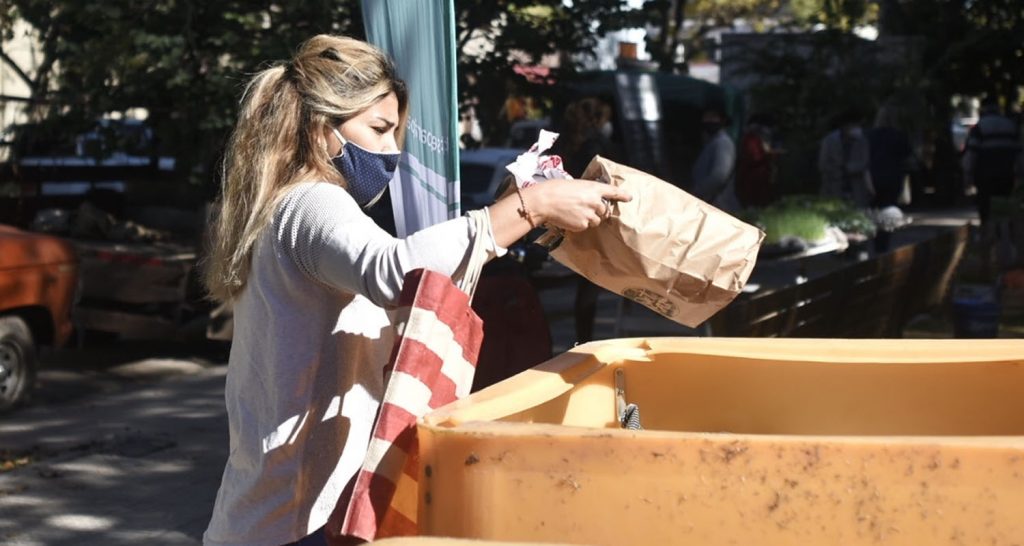 Continúa el cambio de materiales reciclables por plantines en la ciudad de Santa Fe