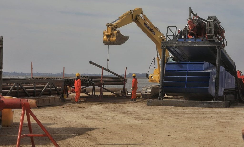 Comenzó la perforación para realizar el cruce por la laguna Setúbal del Gasoducto Gran Santa Fe