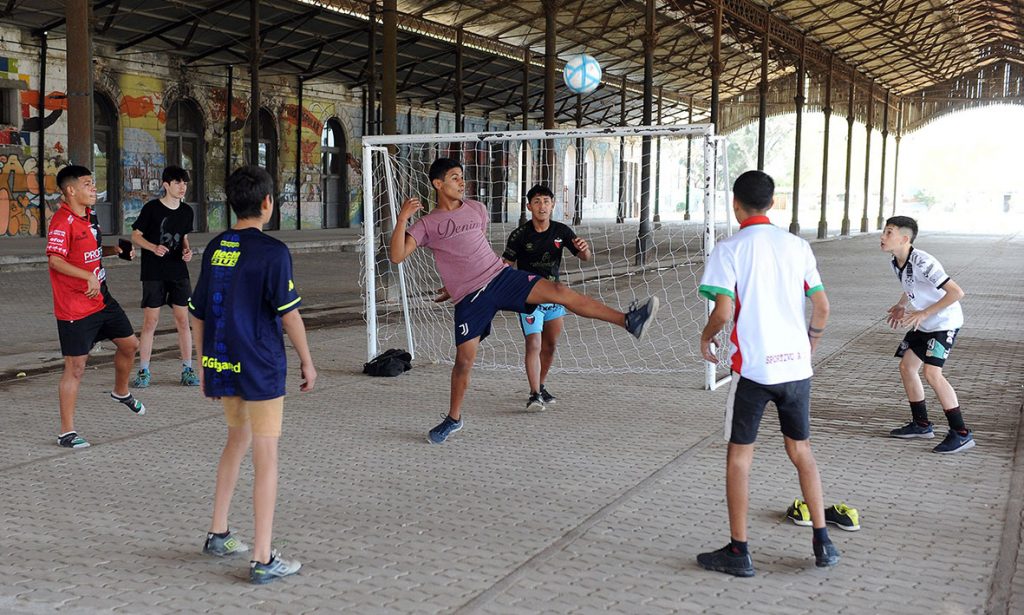 Unos 18 jóvenes de la ciudad de Santa Fe participarán en el torneo nacional de fútbol de la Liga Scholas