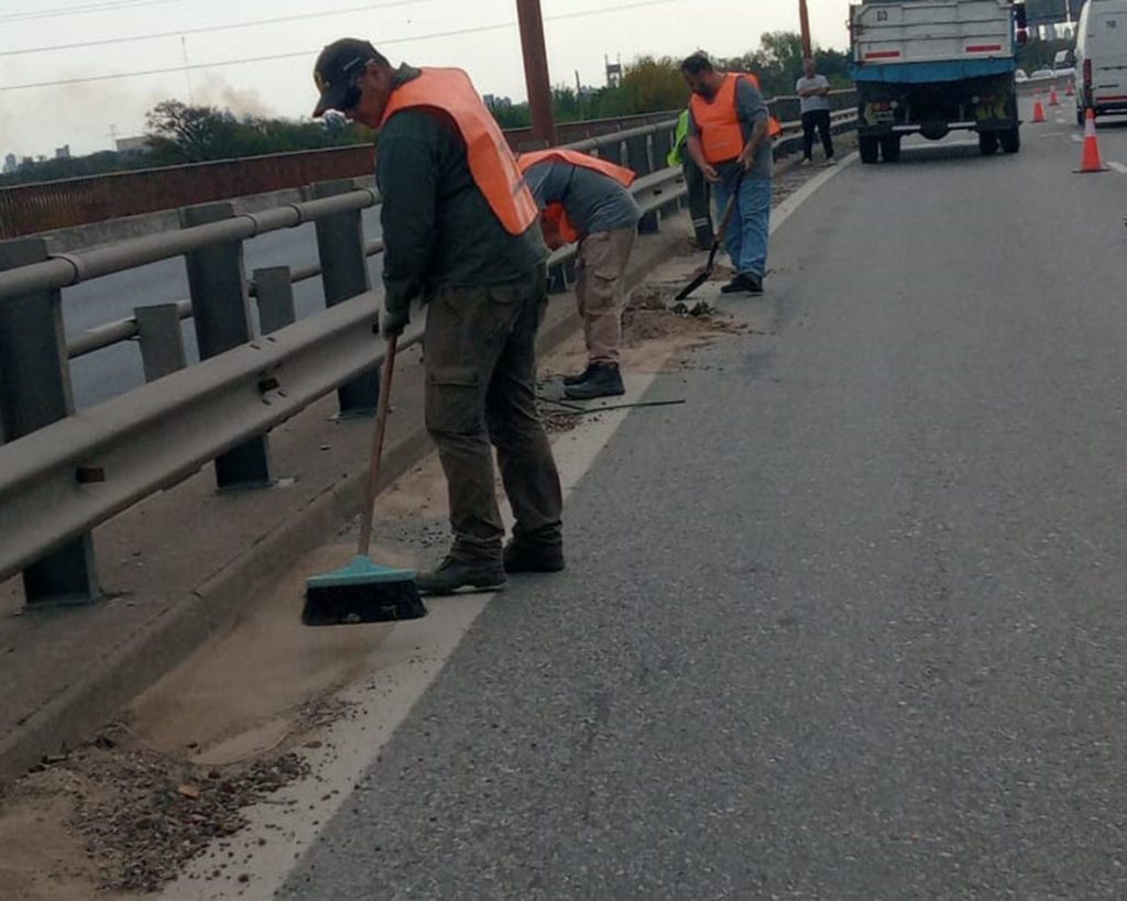 Se realiza un operativo de limpieza en el cantero central de la ruta nacional N° 168